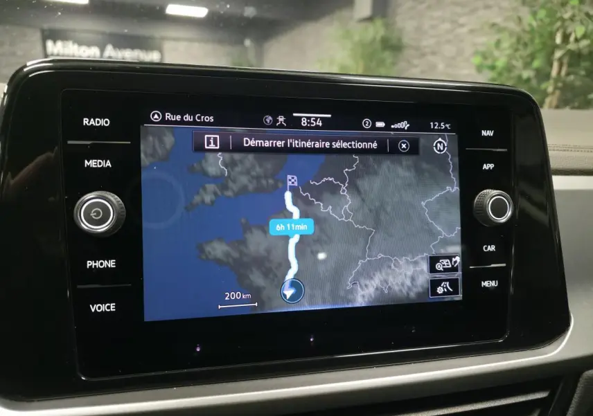 Écran tactile 8 pouces du Volkswagen T-Roc blanc 2022 affichant la navigation avec itinéraire et options multimédia.