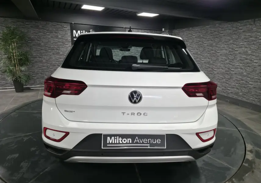 Vue arrière du Volkswagen T-Roc blanc 2022 avec feux arrière LED et logo central bien visibles.