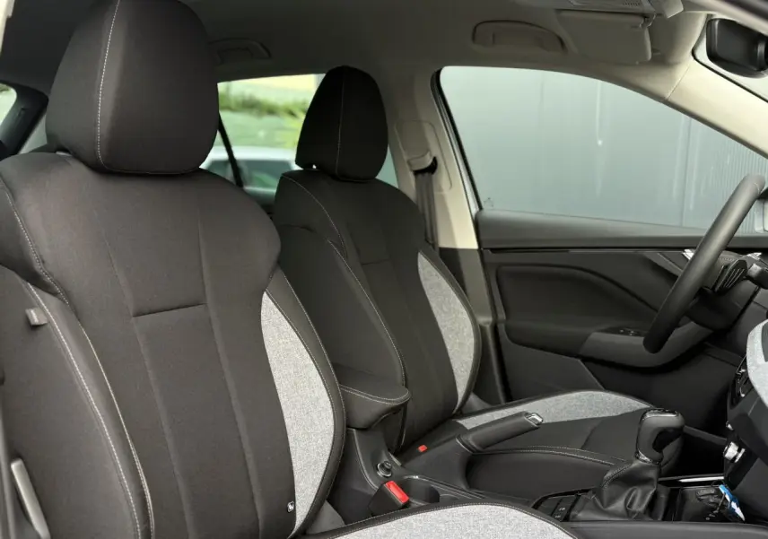 Vue intérieure côté droit montrant les sièges avant bicolores noirs et gris du Skoda Kamiq 2025.