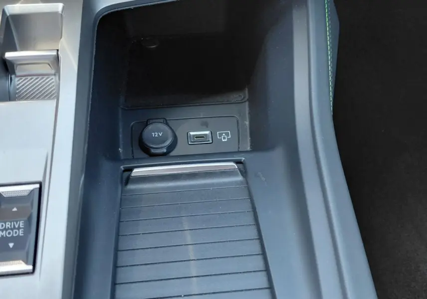 Gros plan sur la console centrale de la Peugeot 308 Hybrid 145 e-DCS6 GT 2025, avec sélecteur boîte auto et port USB.
