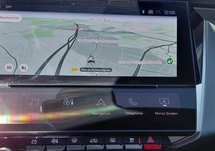 Vue rapprochée du tableau de bord numérique de la Peugeot 308 Hybrid 145 e-DCS6 GT 2025 avec écran tactile de navigation.
