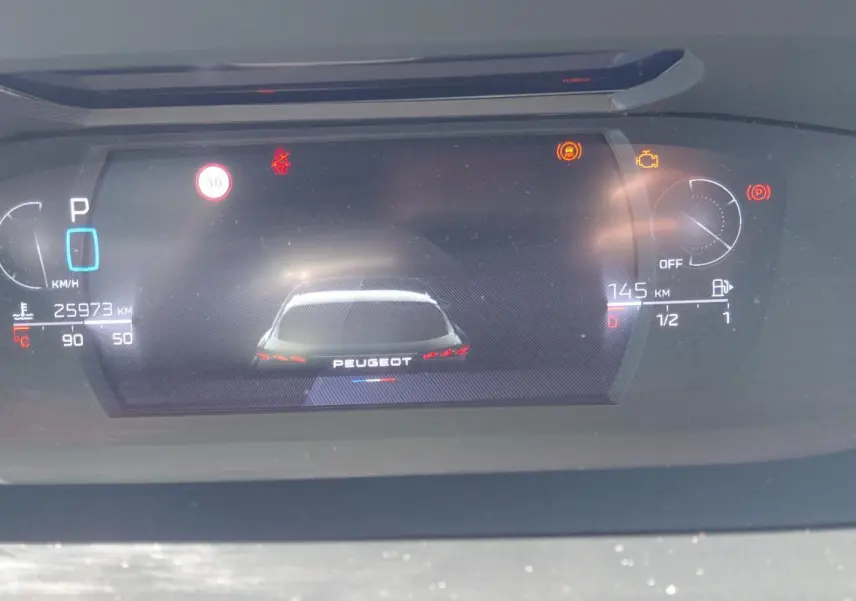 Affichage numérique du tableau de bord de la Peugeot 308 Hybrid 145 e-DCS6 GT montrant l'odomètre et l'état du véhicule.