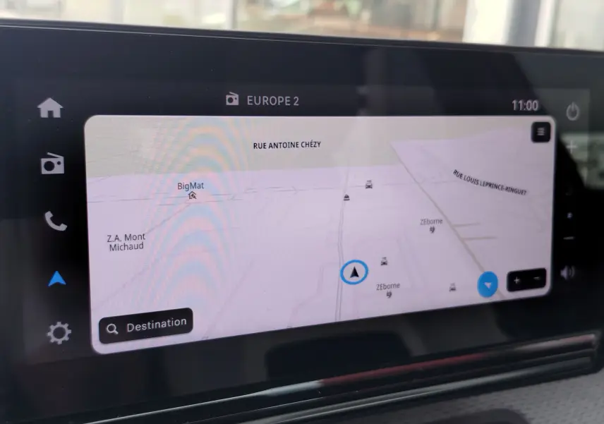 Écran tactile intérieur du Citroën C3 2025 montrant la navigation GPS avec carte et options multimédias visibles.
