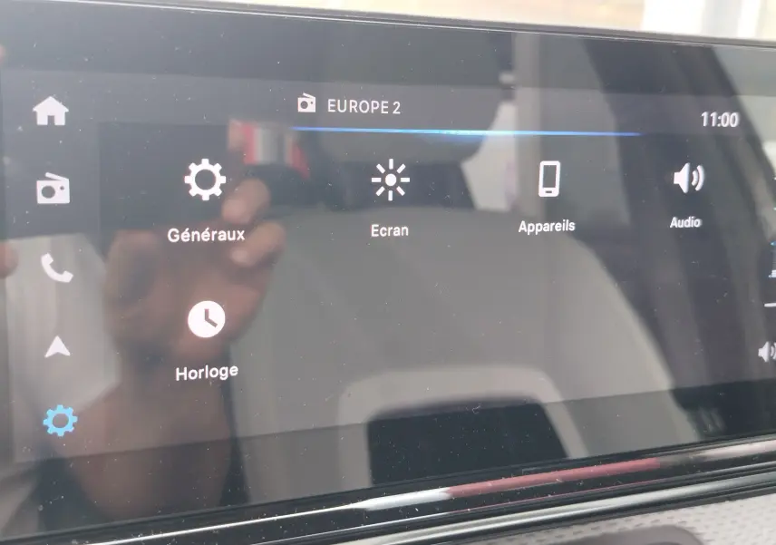 Écran tactile central de la Citroën C3 2025 gris foncé avec toit noir, affichant le menu des réglages multimédia.