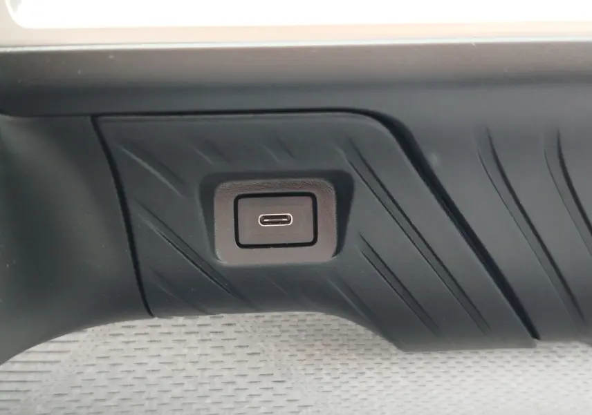 Prise USB-C intégrée dans la garniture intérieure noire d'une Citroën C3 2025, finition gris foncé.