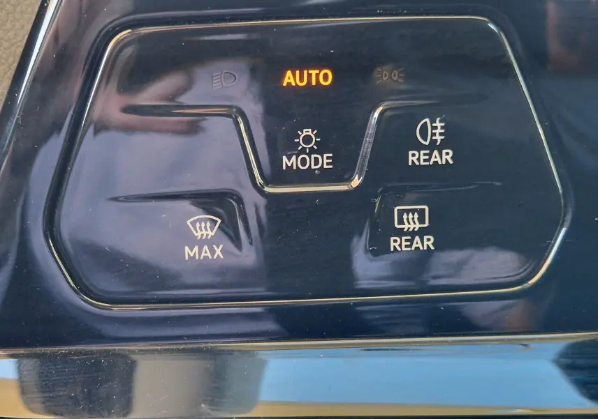 Panneau de commande d'éclairage et désembuage arrière de la Volkswagen Golf A8 2023, affichage AUTO allumé.