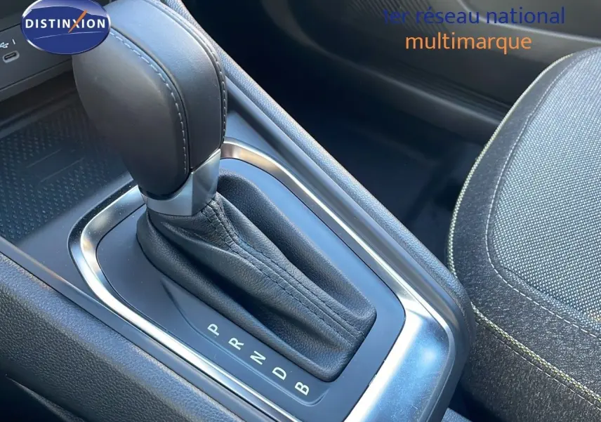 Le levier de vitesses automatique en cuir noir du Renault Captur E-Tech Hybrid 2025, avec sellerie grise visible.