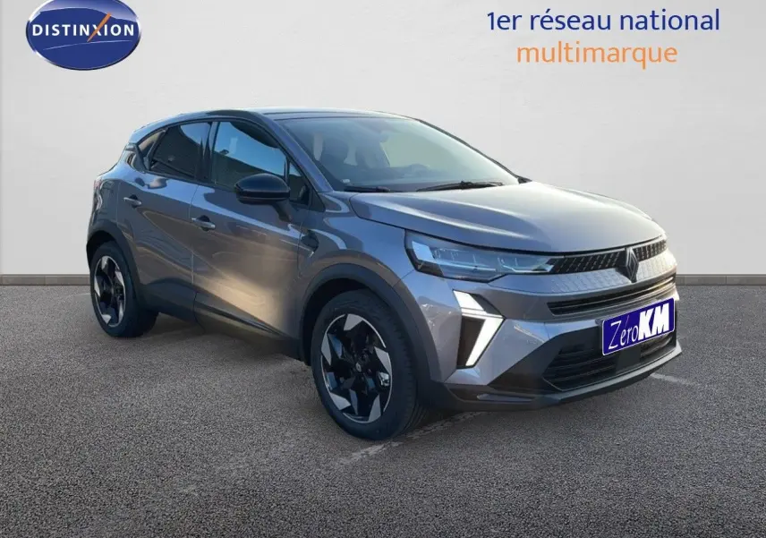 Renault Captur E-Tech hybride gris cassiopée métal en 3/4 avant droit avec jantes bi-ton et feux LED distinctifs.
