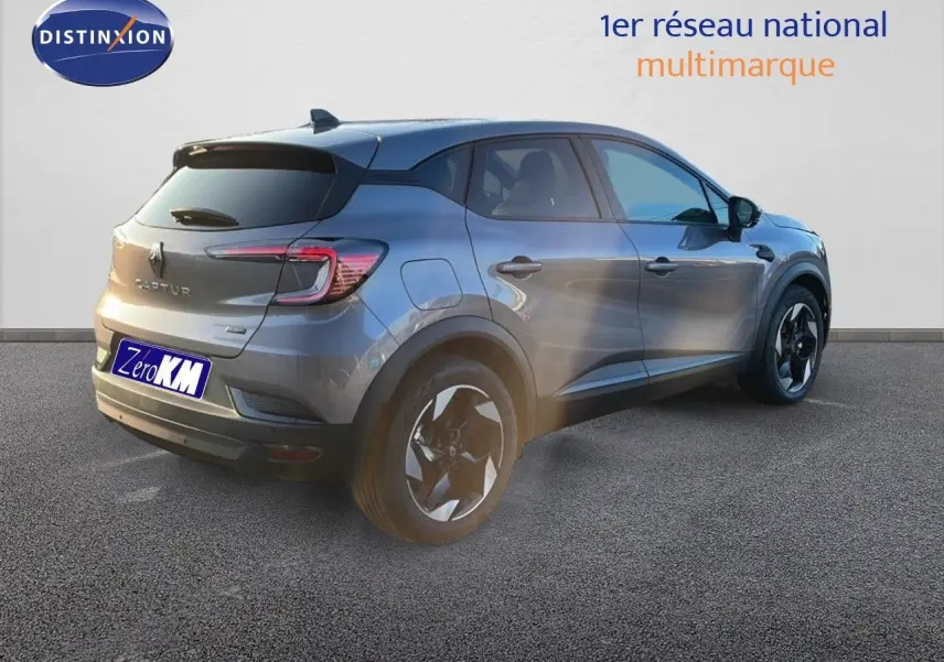 Renault Captur E-Tech hybride gris cassiopée métal vu en 3/4 arrière côté gauche avec jantes noires bicolores.