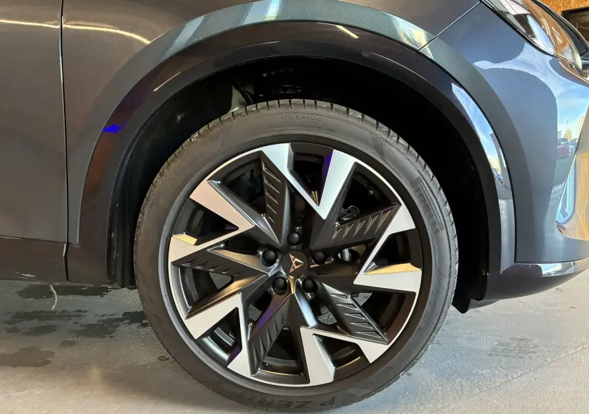 Gros plan sur la roue avant gauche du CUPRA Formentor gris foncé 2024 avec jante alliage bicolore au design anguleux.