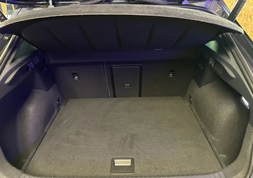 Coffre ouvert du CUPRA Formentor gris foncé 2024, vue intérieure montrant un espace de chargement propre et spacieux.