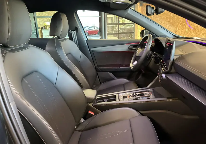 Intérieur noir du CUPRA Formentor 1.5 hybride 2024 vu côté droit, avec sièges cuir et tableau de bord moderne.