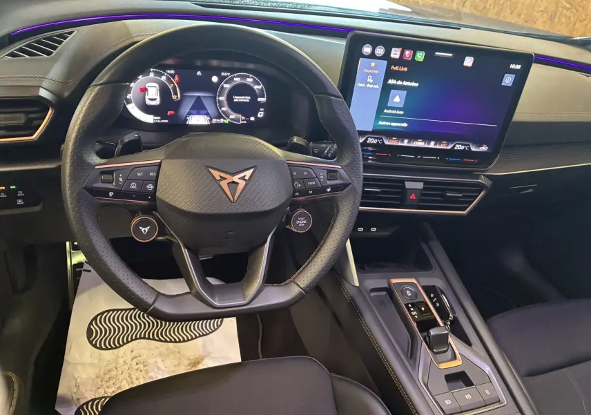 Vue intérieure centrée sur le volant et le tableau de bord numérique du CUPRA Formentor gris foncé 2024 hybride.