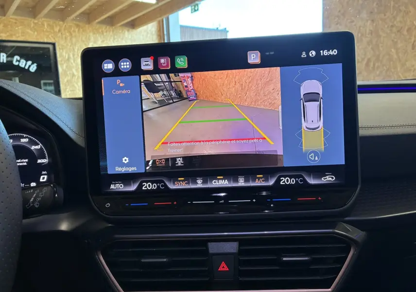 Écran tactile central du tableau de bord du CUPRA Formentor 2024 montrant la caméra de recul et les réglages de climatisation.