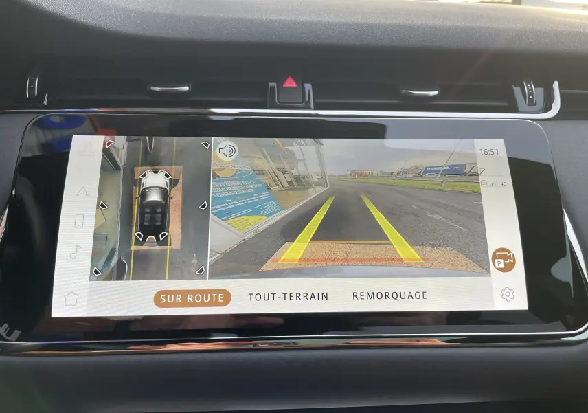 Gros plan sur la commande des feux et clignotants dans l'habitacle gris noir du Range Rover Evoque 200D SE R-Dynamic 2021.