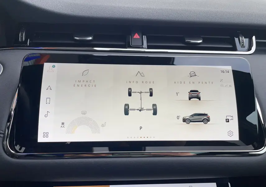 Gros plan sur les commandes de régulateur de vitesse au volant noir perforé du Range Rover Evoque gris Eiger, intérieur moderne.