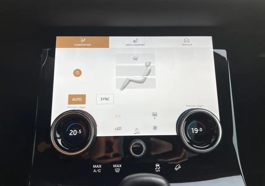 Gros plan sur la commande d’essuie-glace et la palette de changement de vitesse dans l’habitacle gris noir du Range Rover Evoque 2021.