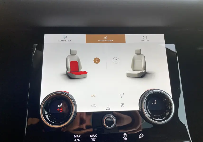 Boutons de mémoire des sièges en gros plan sur la porte intérieure d'un Range Rover Evoque 200D SE R-Dynamic gris.