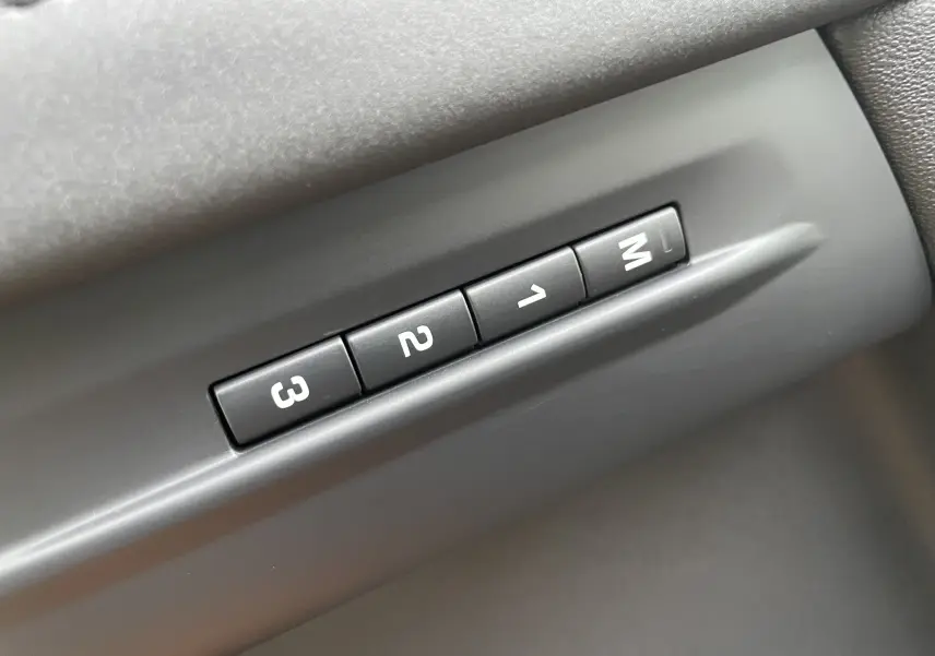 Gros plan sur le rétroviseur côté gauche gris foncé du Range Rover Evoque 200D SE R-Dynamic Eiger Grey 2021.