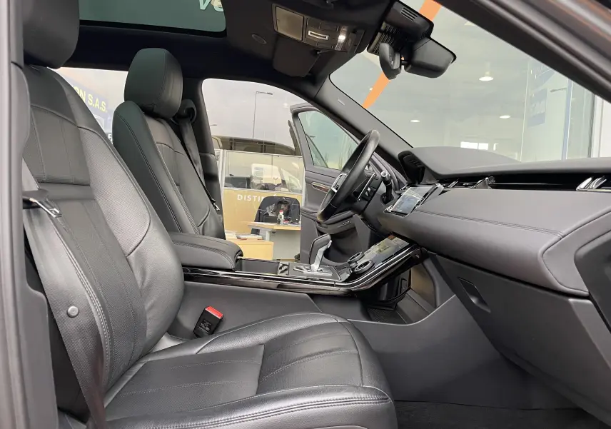 Vue intérieure côté gauche du Range Rover Evoque 200D SE R-Dynamic 2021, sièges cuir noir et tableau de bord moderne.