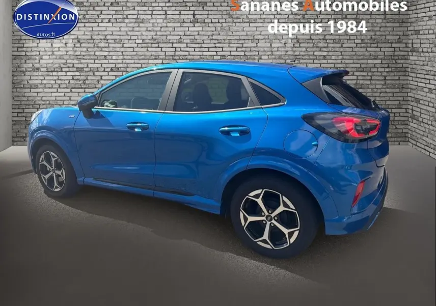 Ford Puma bleu vue de profil côté gauche, jantes alliage 17 pouces et vitres arrière surteintées.