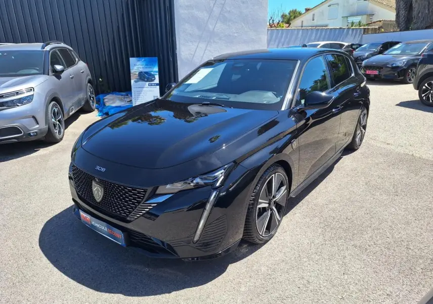 PEUGEOT 308 Hybrid 145 e-DCS6 GT noir en 3/4 avant droit, jantes alliage 18 pouces et feux LED distinctifs.