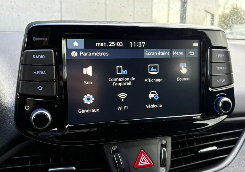 Vue rapprochée de l’écran tactile central du tableau de bord de la Hyundai i30 SW T-GDI 120 Modern 2025.