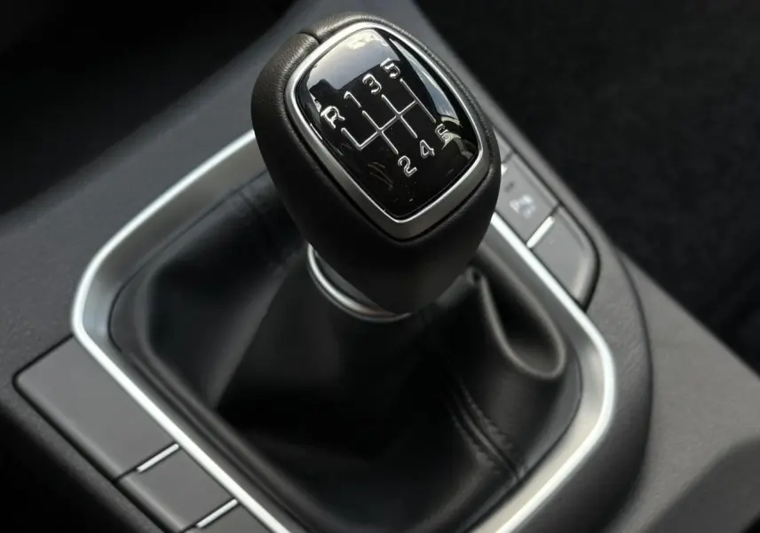 Gros plan sur le levier de vitesses manuel cuir noir de la Hyundai i30 SW T-GDI 120 Modern 2025.