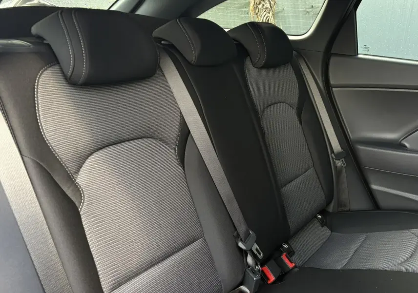Vue intérieure des sièges arrière en tissu gris et noir de la Hyundai i30 SW T-GDI 120 Modern 2025.