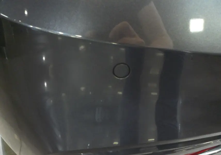 Gros plan sur le capteur de stationnement arrière d'une BMW Série 1 F21 LCI gris métallisé de 2019.