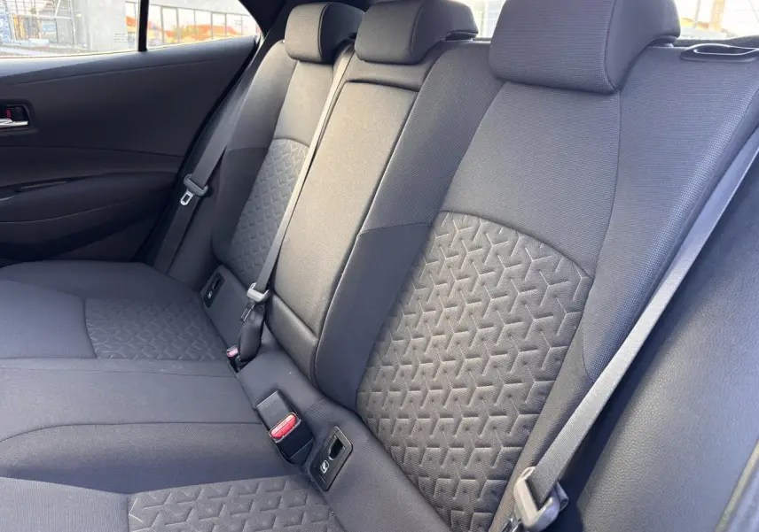 Vue intérieure sur les sièges arrière noirs avec motifs géométriques de la Toyota Corolla Hybride 2020.