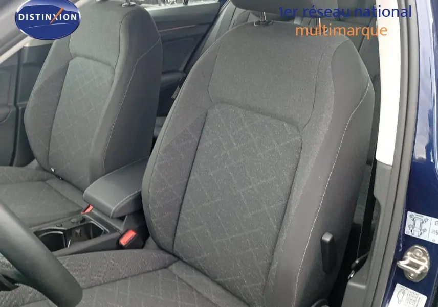 Vue intérieure rapprochée des sièges avant en tissu gris de la Volkswagen Golf VIII bleu Atlantique 2023.