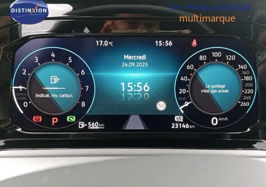 Tableau de bord numérique de Volkswagen Golf VIII bleu Atlantique, affichant vitesse, régime et autonomie de 560 km.