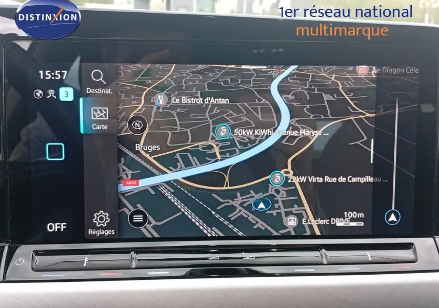 Écran tactile du système de navigation de la Volkswagen Golf VIII bleu Atlantique, affichant une carte détaillée.