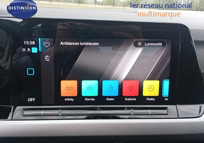 Écran tactile central de la Volkswagen Golf VIII bleu Atlantique, affichant les options d'ambiances lumineuses.