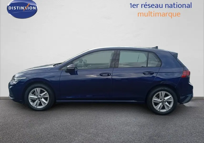 Profil côté gauche d'une Volkswagen Golf VIII bleu Atlantique métal, cinq portes, jantes alliage 16 pouces, 2023.