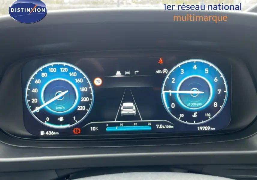 Tableau de bord numérique de la Hyundai i20 2025 montrant vitesse, régime moteur et aides à la conduite.