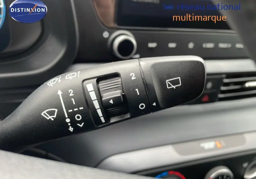 Gros plan sur la commande d’essuie-glace dans l’habitacle d’une Hyundai i20 2025 vert mangrove métal.