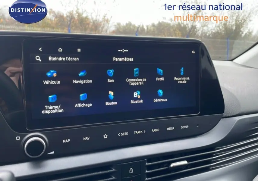 Écran tactile central affichant les paramètres multimédia de la Hyundai i20 2025, vue intérieure avant droite.