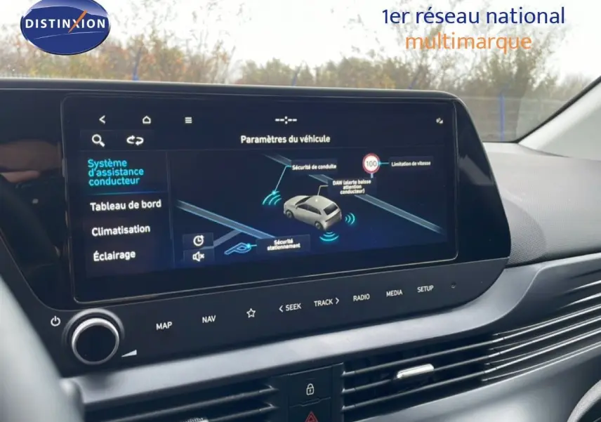 Écran tactile du tableau de bord de la Hyundai i20 2025 affichant les paramètres d'assistance à la conduite.