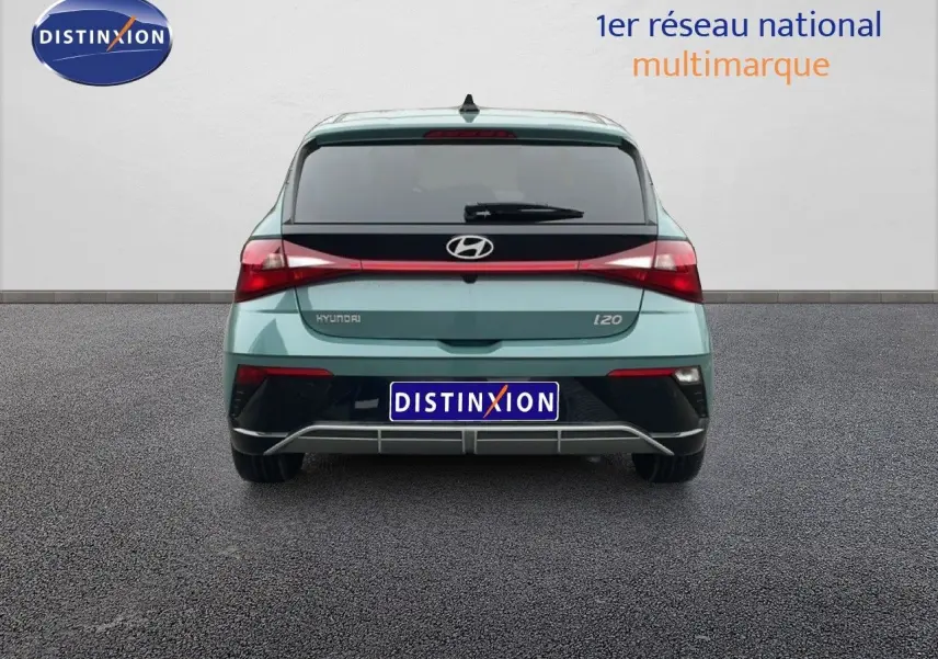 Vue arrière d'une Hyundai i20 2025 vert mangrove métallisé avec feux arrière en bandeau lumineux rouge.