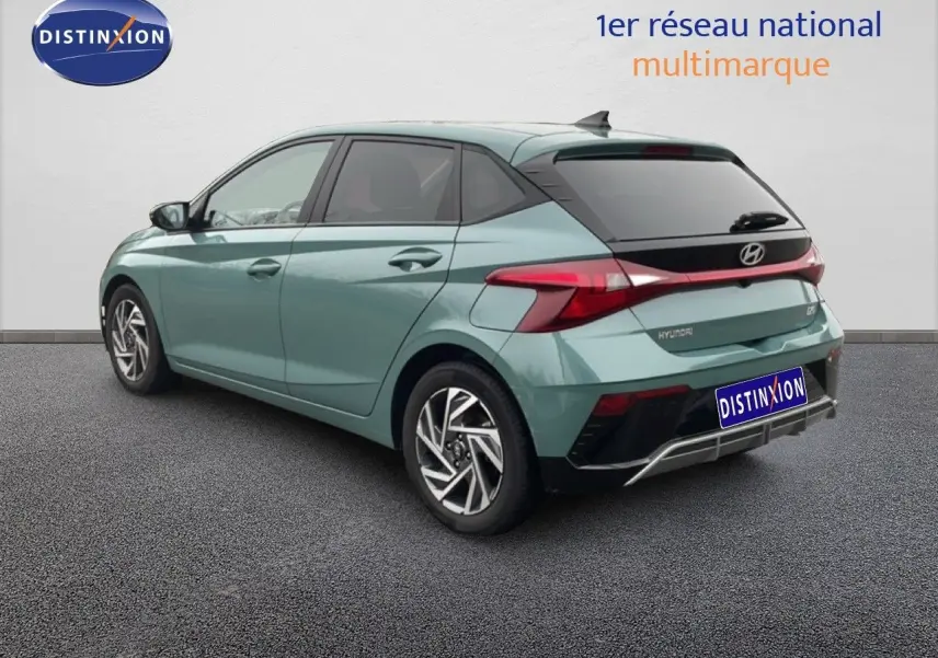 Hyundai i20 2025 vert mangrove métal vue 3/4 arrière droit avec feux arrière LED et jantes alliage.