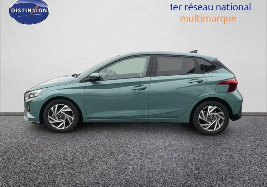 Profil côté gauche d'une Hyundai i20 2025 vert mangrove metal avec jantes alliage et vitres teintées.