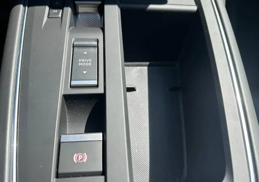 Gros plan sur la console centrale du Citroën C5 Aircross gris Platinium, avec commandes Drive Mode et frein de parking électrique.