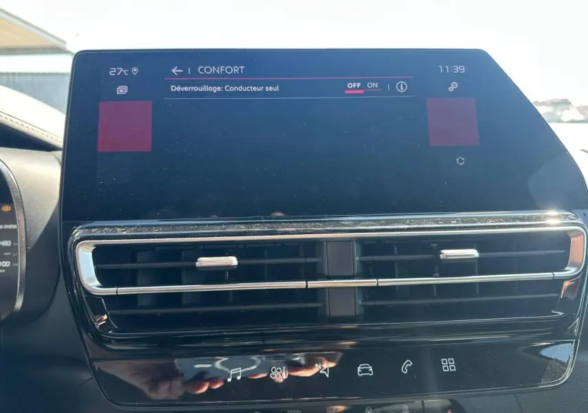 Écran tactile central et aérateurs horizontaux du tableau de bord du Citroën C5 Aircross gris Platinium 2025.