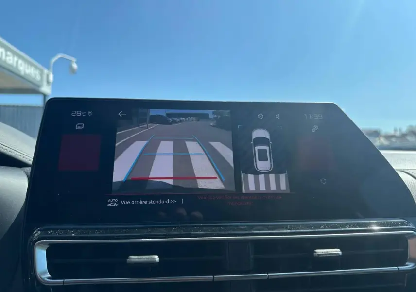 Écran tactile intérieur du Citroën C5 Aircross 2025 montrant la caméra de recul avec vue arrière et guidage.