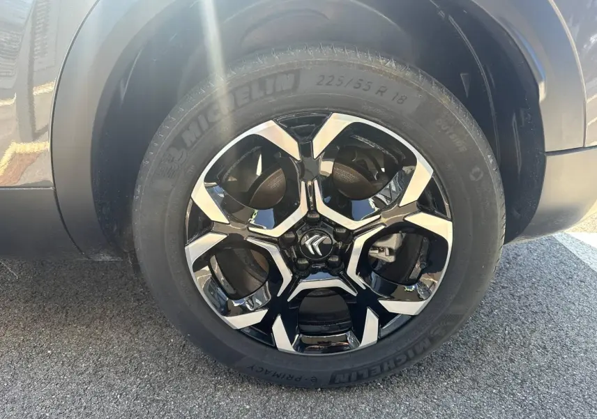 Gros plan sur la jante alu noire et argentée Michelin 18 pouces du Citroën C5 Aircross gris Platinium.