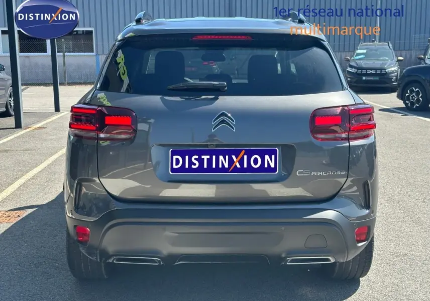 Vue arrière d'un Citroën C5 Aircross gris Platinium 2025 avec feux LED et double sortie d'échappement intégrée.