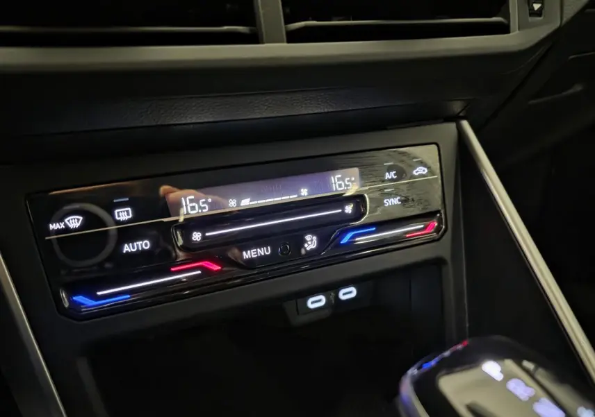 Gros plan sur la console centrale du Volkswagen Taigo 2024, affichant la climatisation automatique bi-zone avec commandes tactiles.