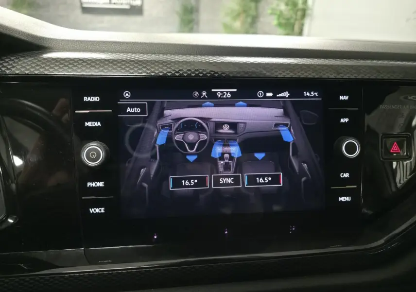 Écran tactile central du Volkswagen Taigo 2024 montrant la climatisation automatique bi-zone avec interface intuitive.